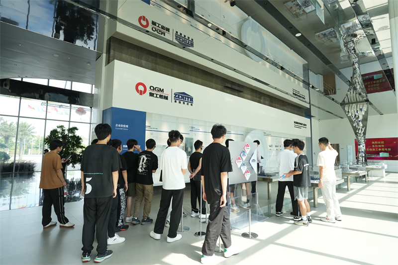 Το Liming Vocational University επισκέφτηκε τη Fujian Quangong Machinery Co.,Ltd για ένα πρόγραμμα ανάπτυξης εργασίας.