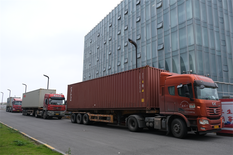 Μηχανές κατασκευής τούβλων QGM που αποστέλλονται στη Μέση Ανατολή, βοηθώντας τις περιφερειακές κατασκευές να κάνουν ένα νέο άλμα προς τα εμπρός