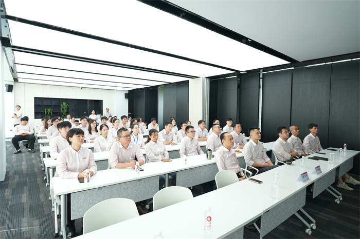 QGM: Παρακολουθώντας μαζί τη στρατιωτική παρέλαση και μαζεύοντας δυνάμεις για πρόοδο