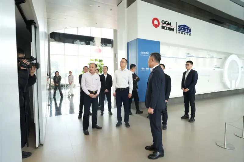 Η κυβέρνηση και οι επιχειρήσεις συνεργάζονται για την προώθηση της ανάπτυξης. Η επιτόπια έρευνα ζεσταίνει τις καρδιές των επιχειρήσεων.