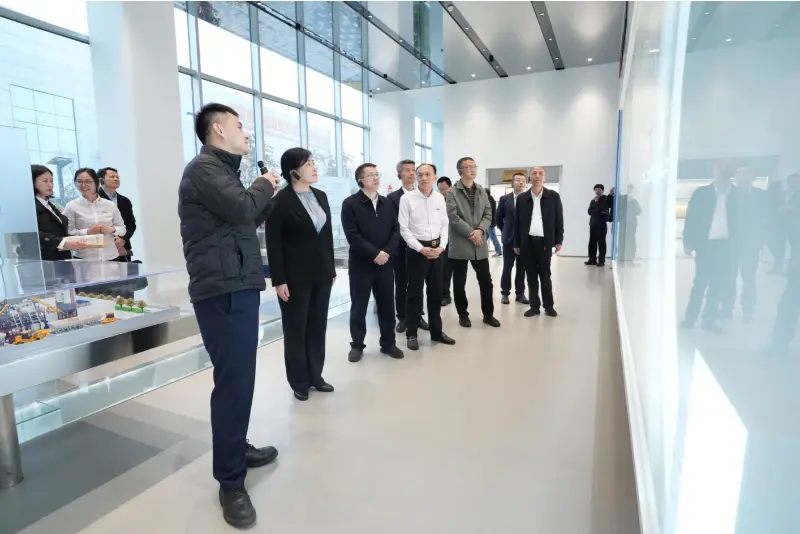 Ο κ. Liu Min, Αναπληρωτής Γενικός Διευθυντής του Γραφείου Ιδιωτικής Οικονομίας στην Εθνική Επιτροπή Ανάπτυξης και Μεταρρυθμίσεων (NDRC), και η αντιπροσωπεία του επισκέφθηκαν την Quangong Machinery Co., Ltd. για επιθεώρηση και ερευνητική περιήγηση.